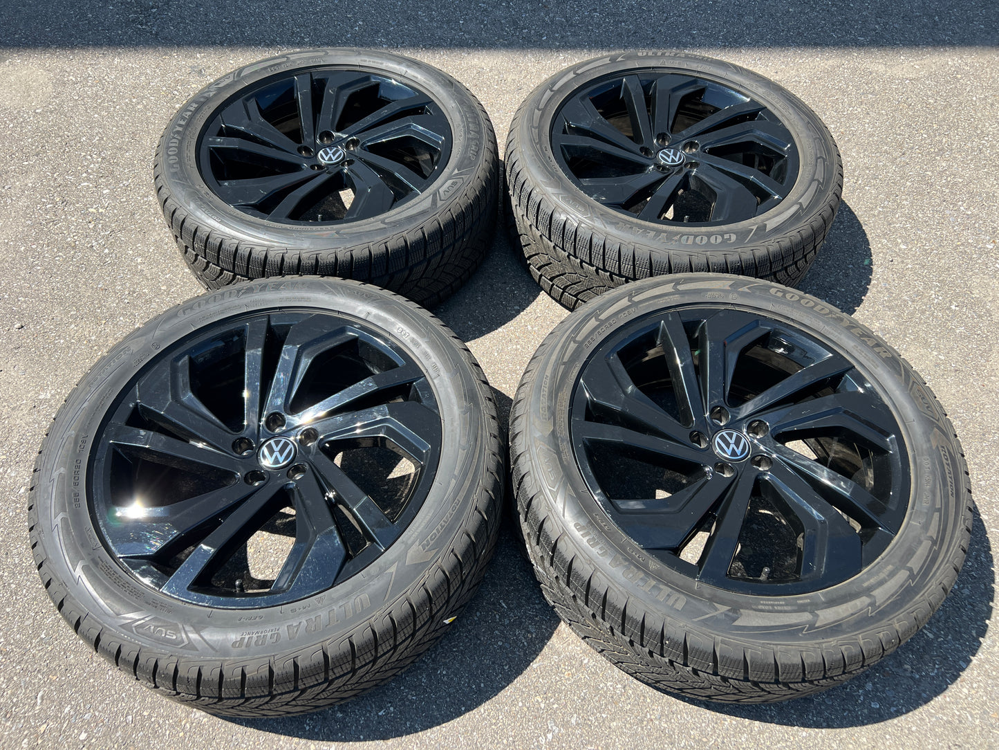 20” black Volkswagen Atlas wheels and 255/50R20 Goodyear winter tires