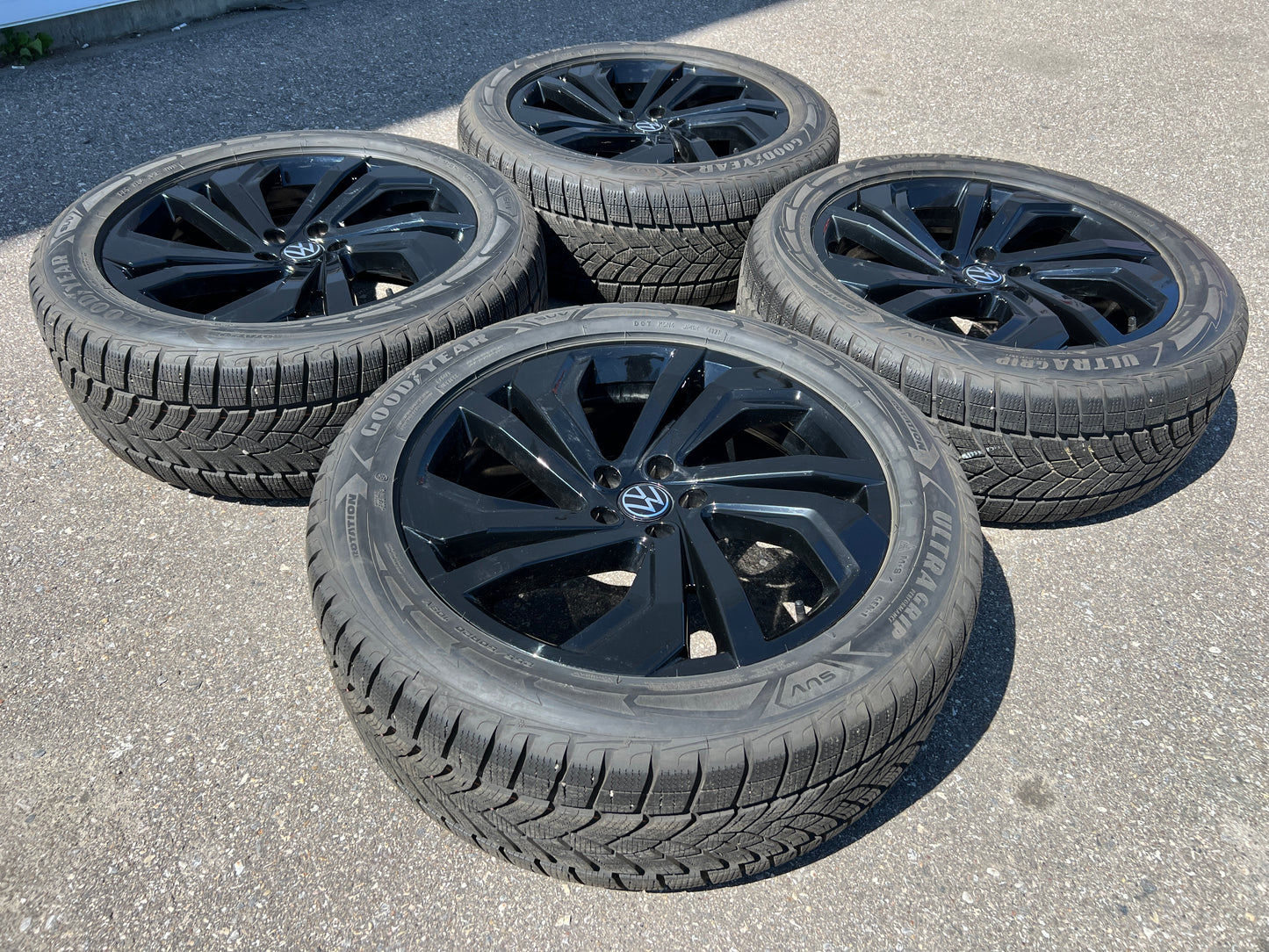 20” black Volkswagen Atlas wheels and 255/50R20 Goodyear winter tires