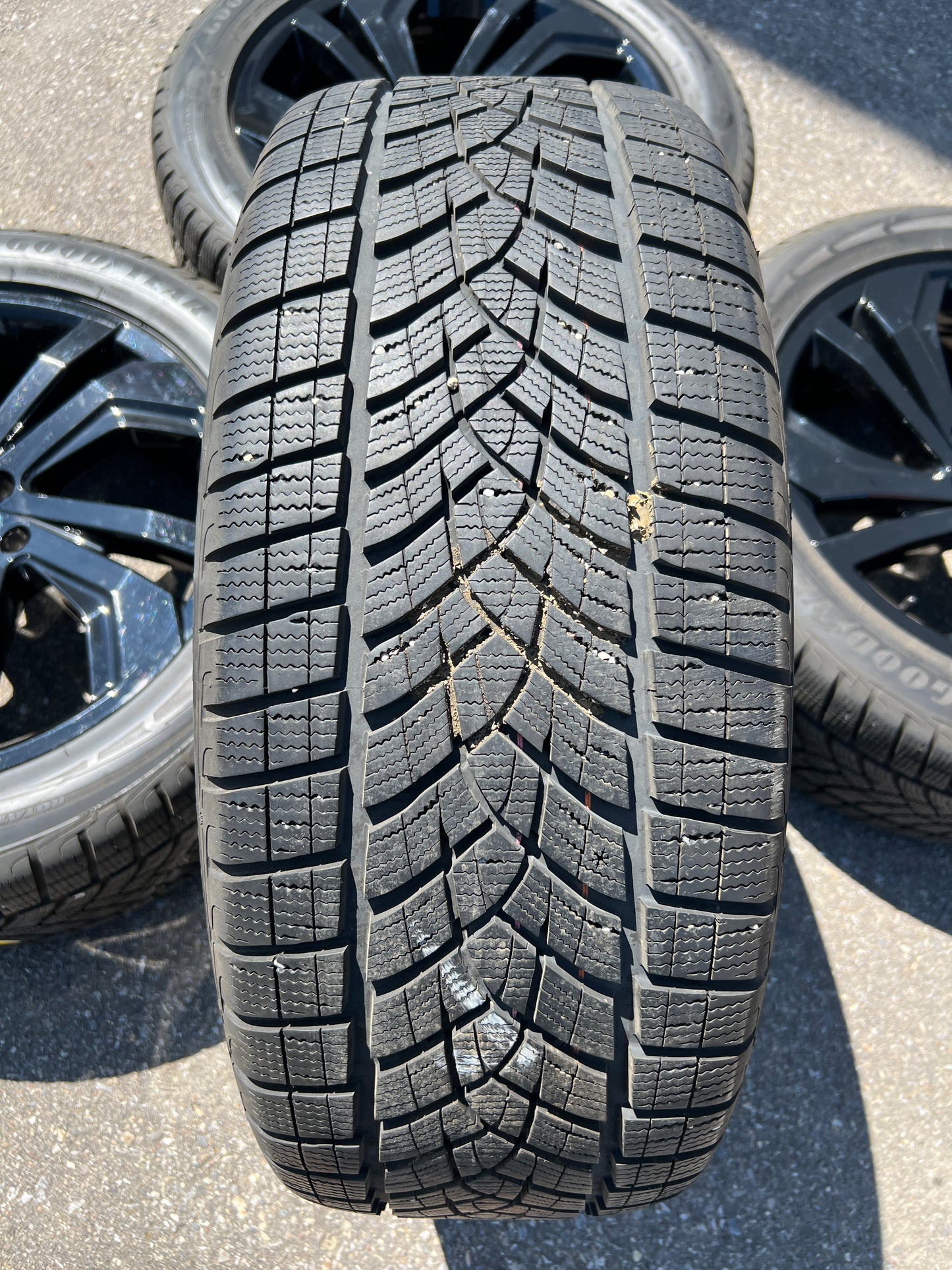 20” black Volkswagen Atlas wheels and 255/50R20 Goodyear winter tires