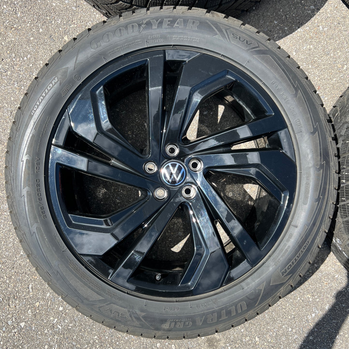 20” black Volkswagen Atlas wheels and 255/50R20 Goodyear winter tires