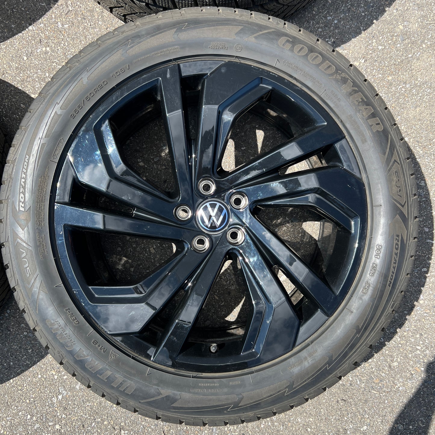 20” black Volkswagen Atlas wheels and 255/50R20 Goodyear winter tires