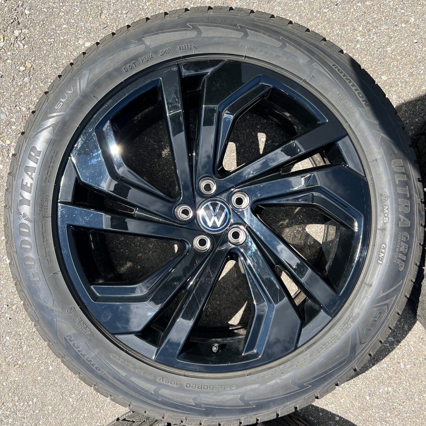 20” black Volkswagen Atlas wheels and 255/50R20 Goodyear winter tires