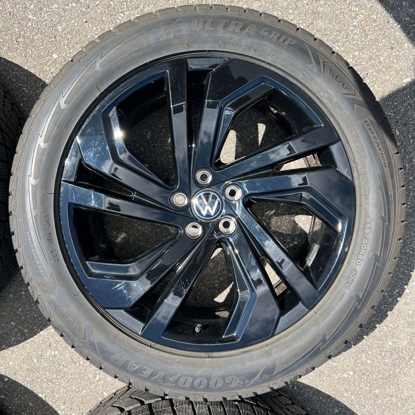 20” black Volkswagen Atlas wheels and 255/50R20 Goodyear winter tires