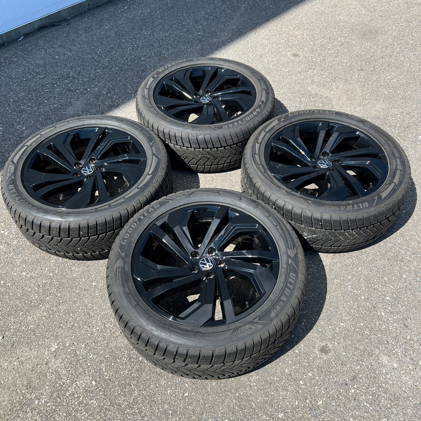 20” black Volkswagen Atlas wheels and 255/50R20 Goodyear winter tires