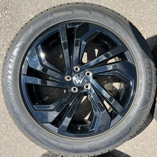 20” black Volkswagen Atlas wheels and 255/50R20 Goodyear winter tires
