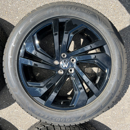 20” black Volkswagen Atlas wheels and 255/50R20 Goodyear winter tires