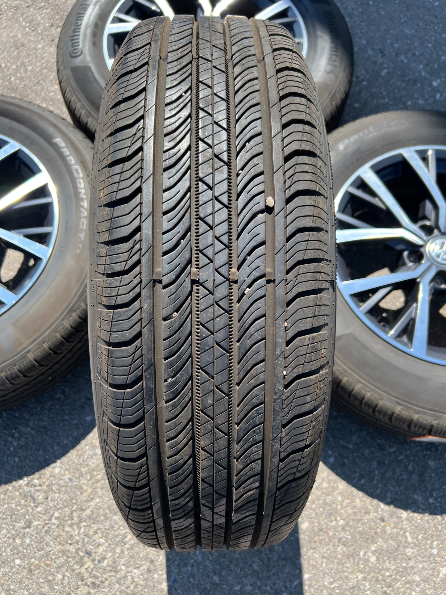 17” Volkswagen Tiguan wheels and 215/65R17 all-season tires